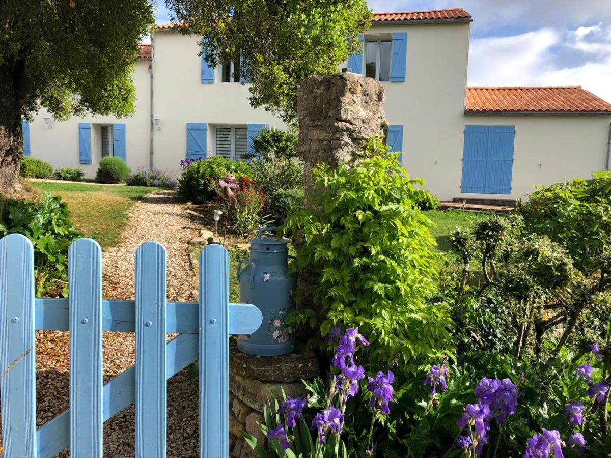 L'Enclos Bleu, Gite - Marais Poitevin Avec Piscine Chauffee Chaille-Les-Marais Bagian luar foto