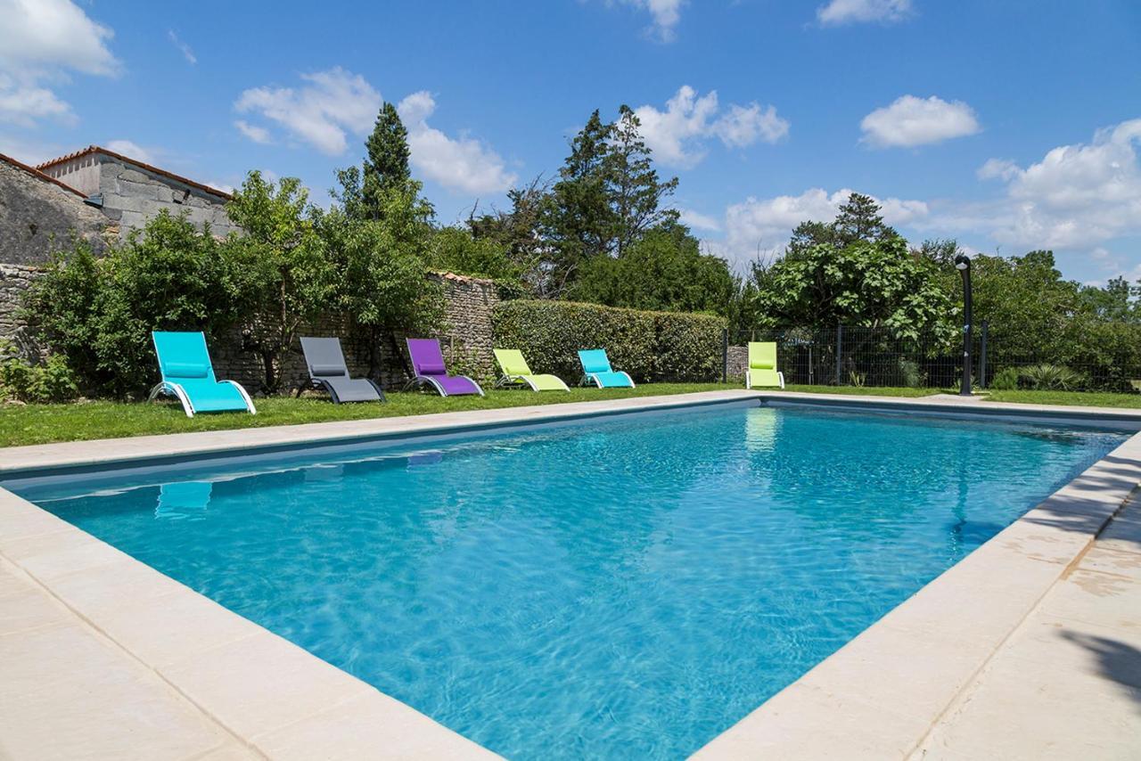 L'Enclos Bleu, Gite - Marais Poitevin Avec Piscine Chauffee Chaille-Les-Marais Bagian luar foto