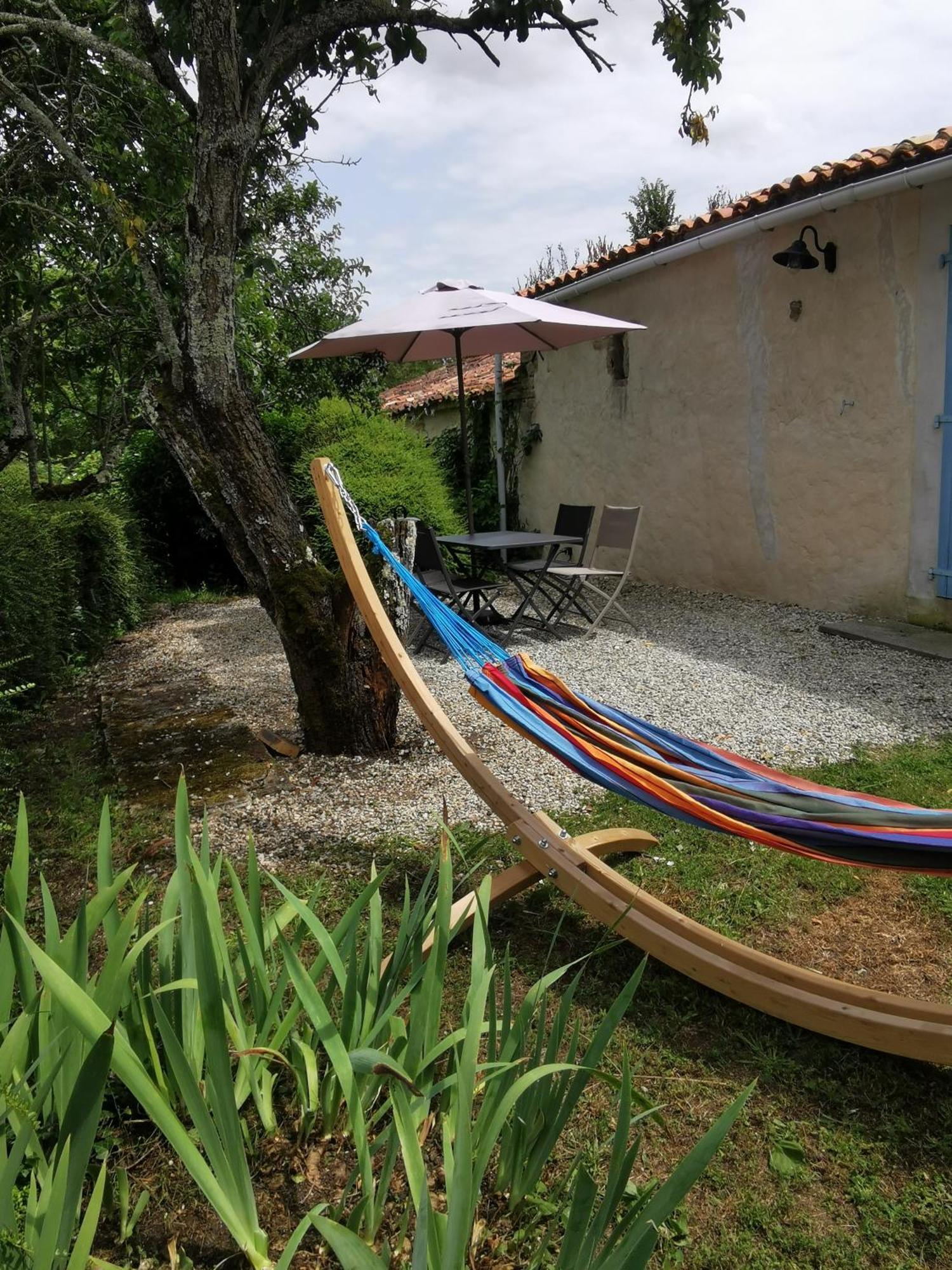 L'Enclos Bleu, Gite - Marais Poitevin Avec Piscine Chauffee Chaille-Les-Marais Bagian luar foto