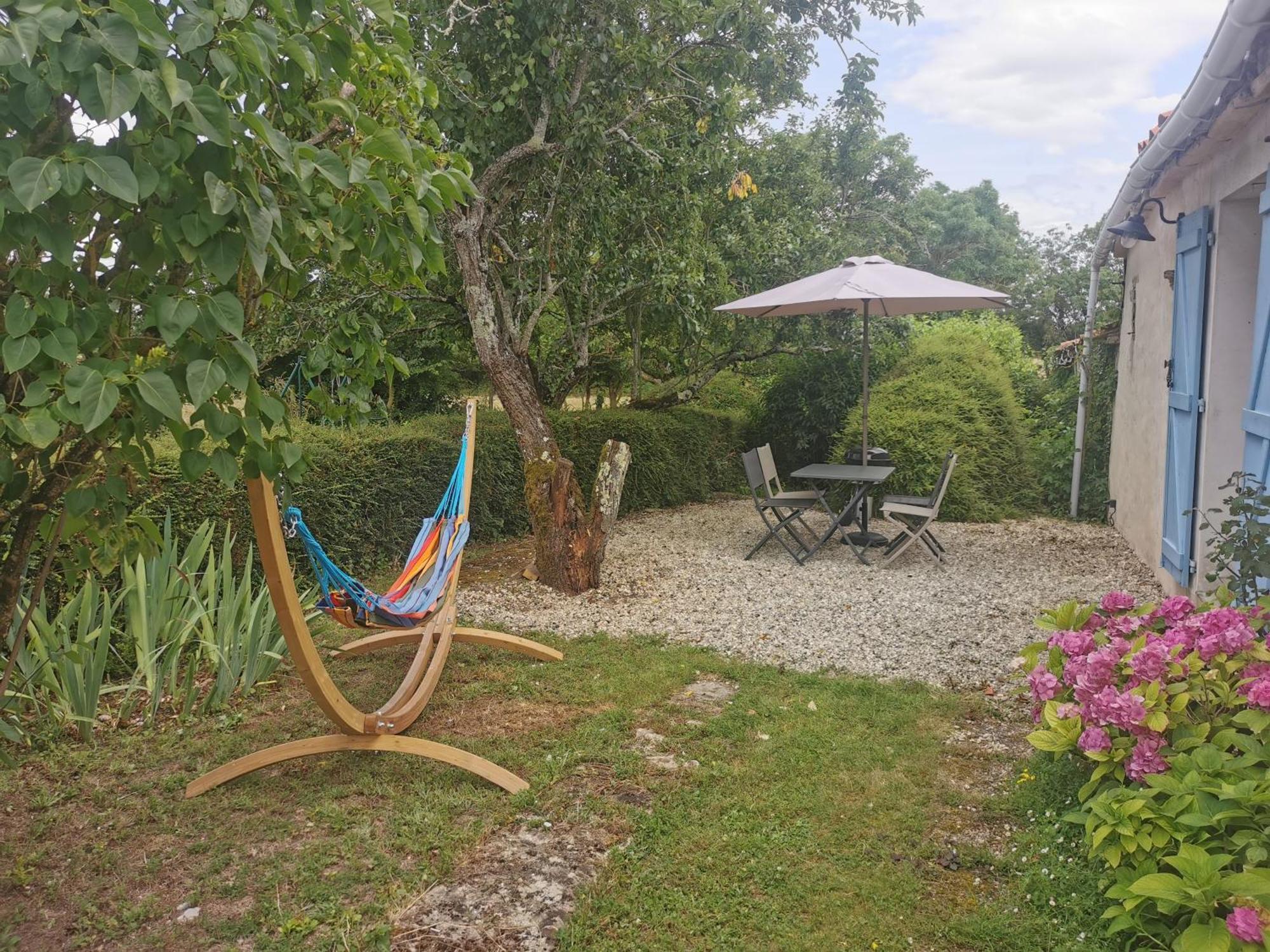L'Enclos Bleu, Gite - Marais Poitevin Avec Piscine Chauffee Chaille-Les-Marais Bagian luar foto