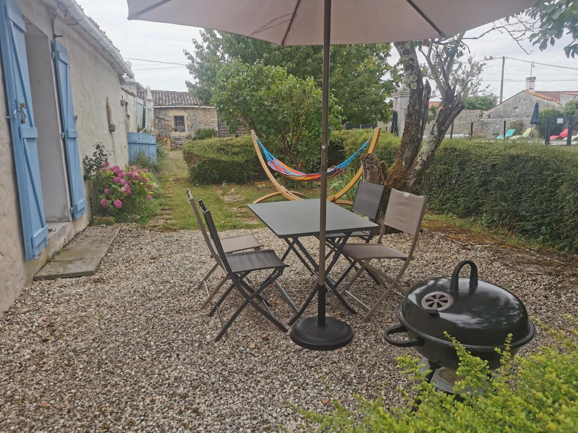 L'Enclos Bleu, Gite - Marais Poitevin Avec Piscine Chauffee Chaille-Les-Marais Bagian luar foto
