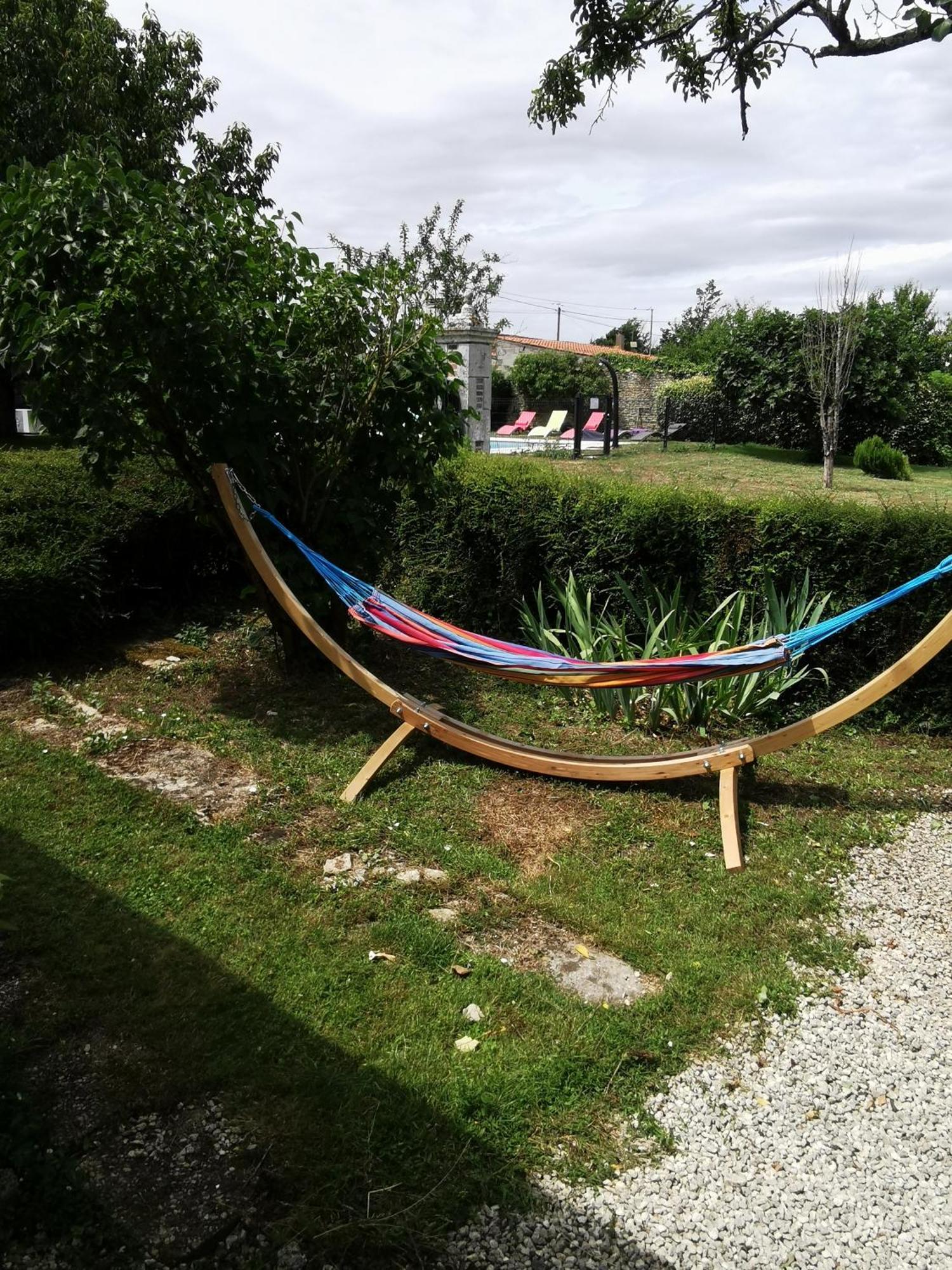 L'Enclos Bleu, Gite - Marais Poitevin Avec Piscine Chauffee Chaille-Les-Marais Bagian luar foto