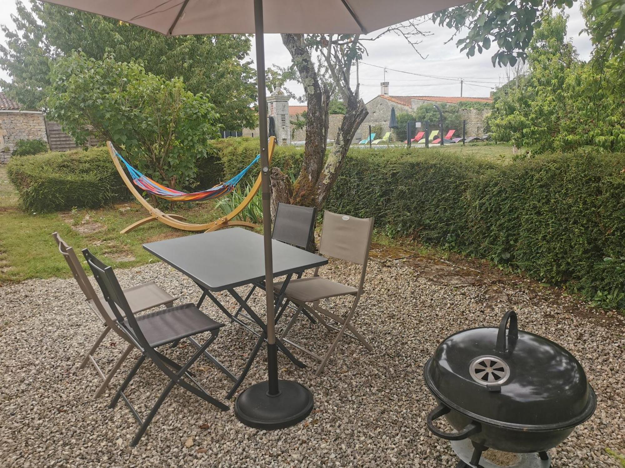L'Enclos Bleu, Gite - Marais Poitevin Avec Piscine Chauffee Chaille-Les-Marais Bagian luar foto