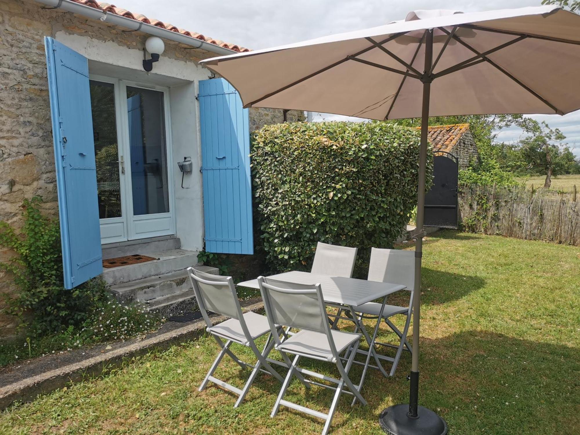 L'Enclos Bleu, Gite - Marais Poitevin Avec Piscine Chauffee Chaille-Les-Marais Bagian luar foto