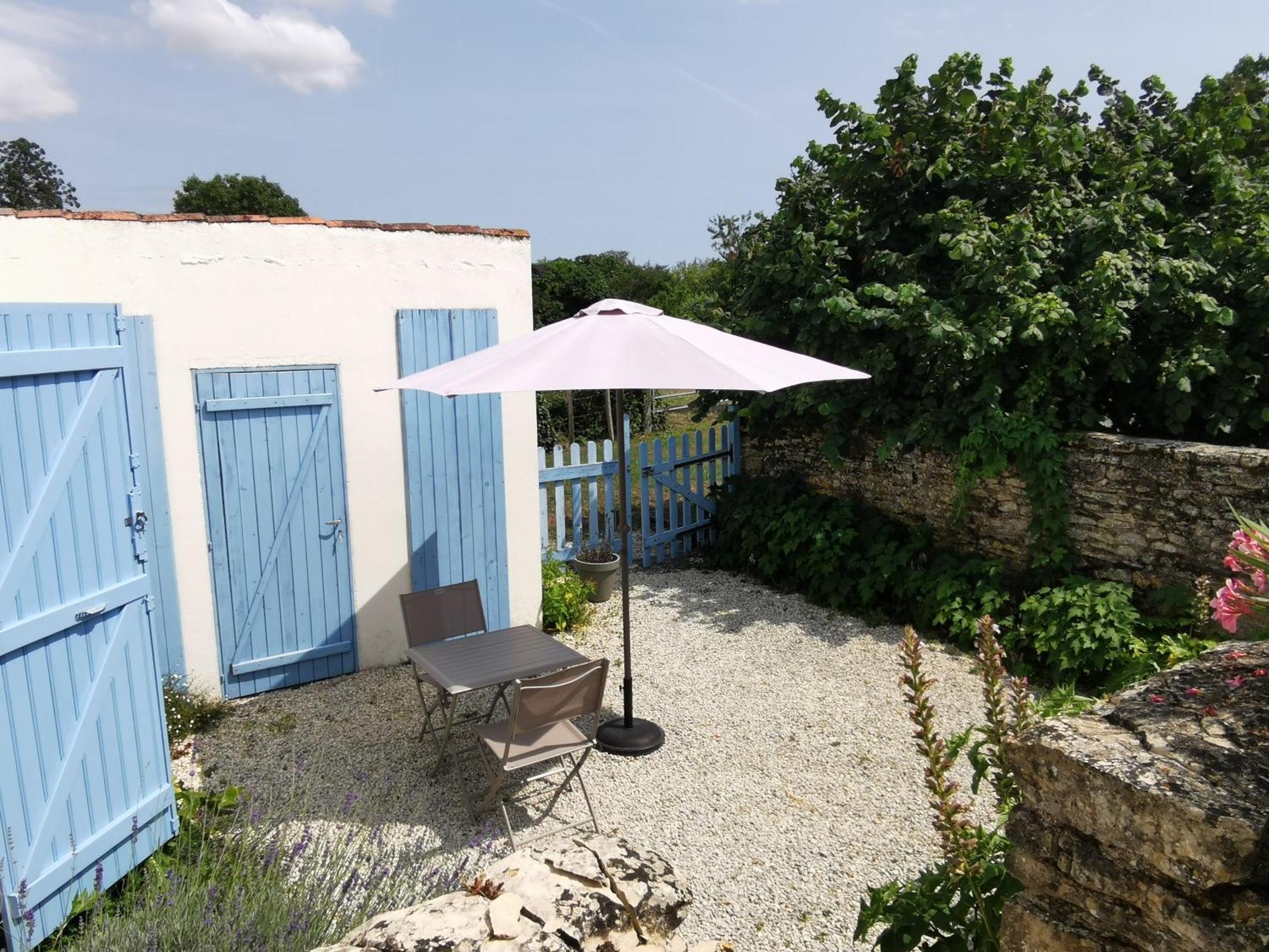 L'Enclos Bleu, Gite - Marais Poitevin Avec Piscine Chauffee Chaille-Les-Marais Bagian luar foto